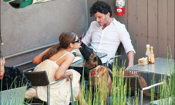 Beso apasionado con su perro