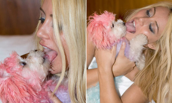 Una bomba hot a los besos con su perro
